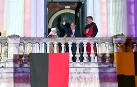 El presidente de la Diputación de Burgos tras recoger el galardón (Foto: Burgos Cidiano)