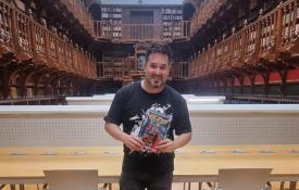 El dibujante y guionista de cómics Iván Sarnago en la Biblioteca del Monasterio de San Agustín de Burgos