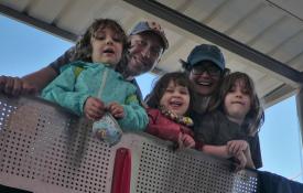 Iván y Cristina junto a las pequeñas Bea, Rocío y Noe