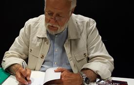 El autor de "El Manuscrito del Cid" firmando la novela