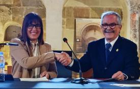 La diputada de Turismo de Teruel, Marta Sancho junto al presidente de la Real Asociación Española de Cronistas Oficiales, Juan Antonio Alonso Resalt