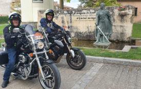 Dos de los participantes en el II Rally Mototurísico Camino del Cid en Vivar del Cid (Burgos)