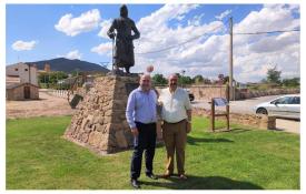 El presidente de la DPT Manuel Rando (dcha.) junto a José Manuel Lázaro, de la Asociación Cultural Mio Cid de El Poyo del Cid