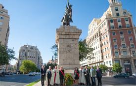 Ofrenda floral ante la estatua del Cid en Valencia