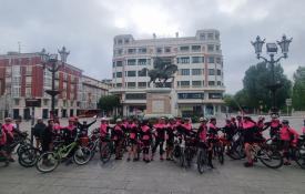 Las ciclistas de la asociación Princessbikes frente a la estatua del Cid en Burgos antes de iniciar su recorrido por el Camino del Cid