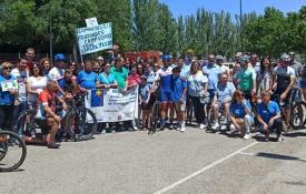 Participantes en el reto solidario por el Camino del Cid acompañados por familiares y amigos de ADACE CLM