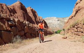 El ciclista Timo Rokitta en el Camino del Cid