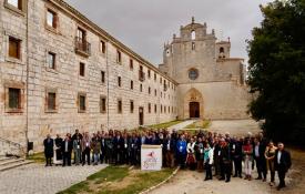 Hace 20 años se constituyó el Consorcio Camino del Cid en este mismo lugar. En la imagen asistentes al Consejo Rector extraordinario celebrado en el Monasterio de San Pedro de Cardeña