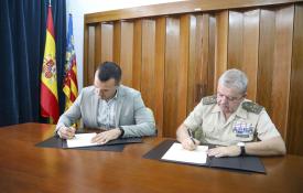 Vicent Mompó y Antonio Ruiz Benítez firman el acuerdo de colaboración entre Consorcio Camino del Cid y el Instituto de Historia y Cultura Militar