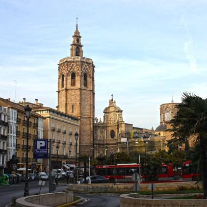 El Miquelet (Miguelete), la torre campanario de la catedral de Valencia y uno de los emblemas de la ciudad. Fue construido entre los siglo XIV y XV. Debe su nombre a su campana mayor, dedicada a San Miguel. Es visitable y se accede a la terraza tras ascender 207 peldaños. 