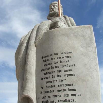 Versos del Cantar en el escudo de la estatua del Cid en Mecerreyes, Burgos / ALC.