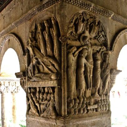 El descendimiento de la Cruz, muerte y Resurrección de Jesucristo: uno de los extraordinarios capiteles del claustro románico del Monasterio de Santo Domingo de Silos, en la provincia de Burgos / ALC.