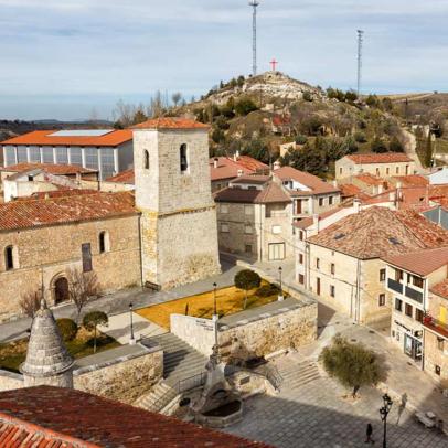 Caleruega, Burgos. Al fondo la peña de San Jorge (Foto: Ayuntamiento de Caleruega)