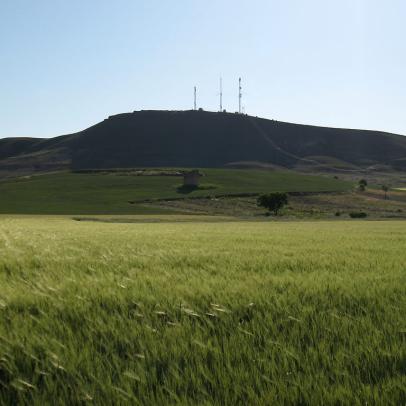 En el alto, bajo las antenas de telefonía y televisión, se cree se encuentran los cimientos de la Torre de Doña Urraca (Aldea de San Esteban, Soria), citada en el Cantar de mío Cid / ALC.