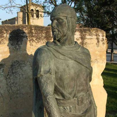 El Cid es uno de los grandes mitos literarios españoles, pero a diferencia de otros, como el Quijote o el Don Juan, el personaje literario está basado en un personaje histórico: Rodrigo Díaz, un guerrero castellano que vivió en el siglo XI. Imagen: estatua del Cid, en Vivar del Cid (Burgos): desde aquí partió Rodrigo hacia el destierro, según cuenta el Cantar, "con lágrimas en los ojos" / ALC.