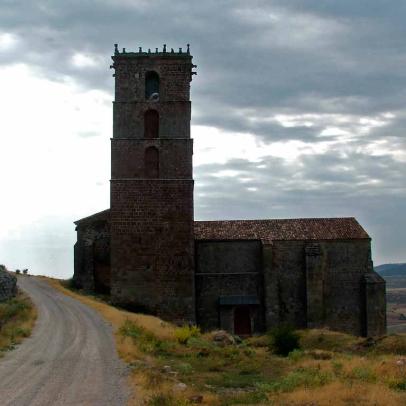 Fachada norte de la iglesia de Santa María del Rey. Atienza, Guadalajara / ALC.