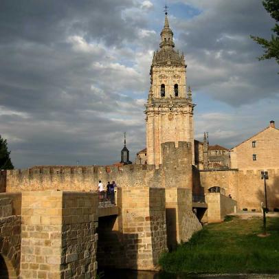 Puente sobre el río Ucero y muralla de El Burgo de Osma / ALC