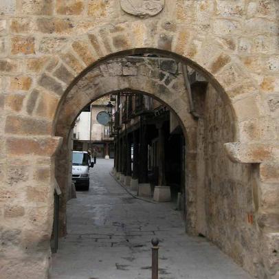 Arco de la villa o Puerta de Castilla.  San Esteban de Gormaz, Soria / ALC