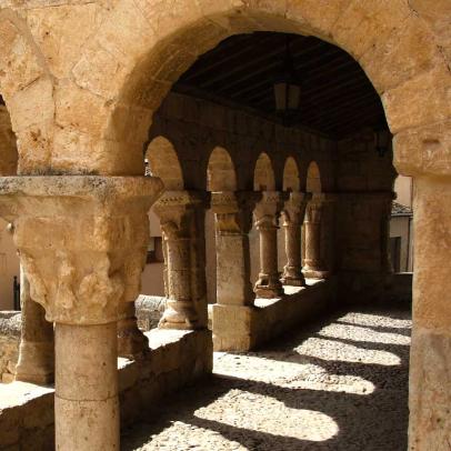 Galería porticada de la iglesia románica de San Miguel. San Esteban de Gormaz, Soria / ALC