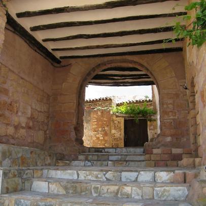 Portal del norte, una de las entradas amuralladas a Huesa del Común, Teruel / ALC. 