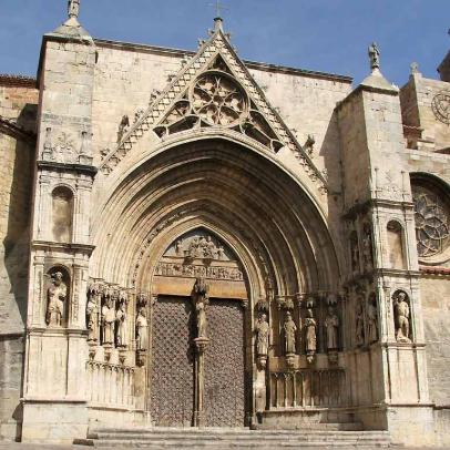 Portada gótica de la iglesia de Santa María La Mayor en Morella, Castellón / ALC.