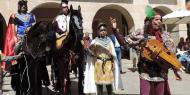 El juglar Crispín d´Olot recibe a los asistentes antes de la inauguración del mural