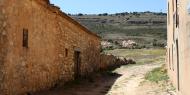 Calle de Abanco (provincia de Soria), al fondo el otero sobre el que se alzaba la atalaya / ALC.