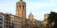 El Miquelet (Miguelete), la torre campanario de la catedral de Valencia y uno de los emblemas de la ciudad. Fue construido entre los siglo XIV y XV. Debe su nombre a su campana mayor, dedicada a San Miguel. Es visitable y se accede a la terraza tras ascender 207 peldaños. 