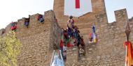 Castillo de Banyeres de Mariola, Alicante, durante la Fiesta de Moros y Cristianos / Tourist Info Banyeres de Mariola.