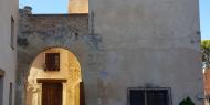 Arco de San Roque o Puerta de Xàtiva, en el barrio gótico de San Roque, en Biar, provincia de Alicante / ALC.