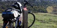 Paisaje en las proximidades de Santo Domingo de Silos, en la provincia de Burgos. En bici no olvides el casco: legalmente es obligatorio para los adultos en todos los tramos de carretera fuera de la ciudad y para los menores de 16 años es obligatorio en todo momento / ALC.