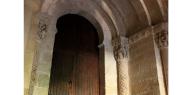 Puerta de las Vírgenes con arco de falsa herradura de tradición mozárabe, en el claustro románico de Santo Domingo de Silos, en la provincia de Burgos / ALC.