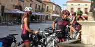 Ciclistas en Santo Domingo de Silos, Burgos / ALC.