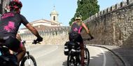 Llegando en bici al Monasterio de Santo Domingo de Silos, en la provincia de Burgos / ALC.