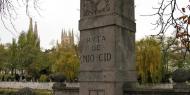 Hito que señala la glera, en la ribera del río Arlanzón, en Burgos / ALC.