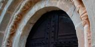 Arco románico de acróbatas en la puerta de la iglesia de Santa María del Val, en Atienza / ALC.