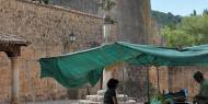 Street markets in small villages usually sell fresh fruits grown around / ALC.