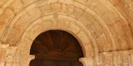 Entrada a la iglesia de San Martín en Aguilera, Soria / ALC.