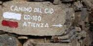 La banda blanca y roja en el Camino del Cid indica la ruta a seguir y que ese camino está homologado, en esa provincia, como Sendero de Gran Recorrido (GR) por la Federación de Montaña. El número de GR del Camino del Cid es el 160 / Diputación de Guadalajara.