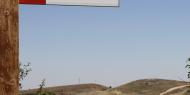 Hiking signposting in the village of Abanco, province of Soria.