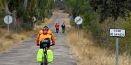 Carreteras pequeñas, con tráfico escaso y a veces inexistente, para cicloturistas con alforjas. Una forma diferente de conocer España / ALC.