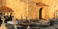 El interior del castillo de Medinaceli, en la provincia de Soria, alberga un cementerio / ALC.