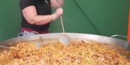 Hay que tenerlo todo a punto... preparando la paella popular que se sirvió la jornada del sábado