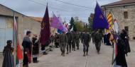 Miembros de la Asociación Vivar, cuna del Cid de Vivar del Cid (Burgos) flanquean con las banderas del Camino del Cid a los integrantes del Regimiento