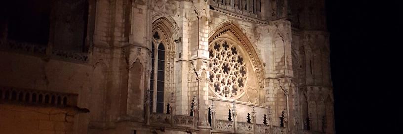 La catedral de Burgos se comenzó a construir en 1221.