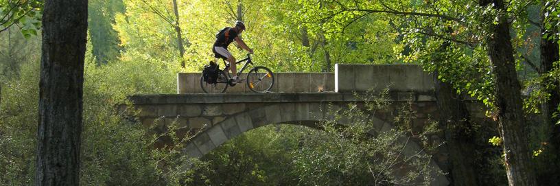 Puente de Tabladillo sobre el río Mataviejas en Santibáñez del Val - Barriosuso, Burgos